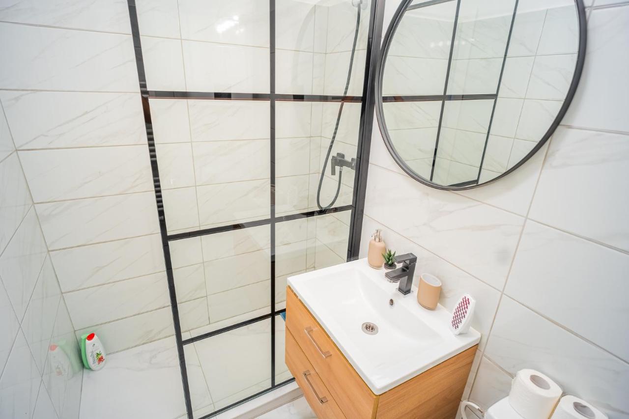 Refreshingly Chic: Newly Renovated 2Br Apartment Bucarest Exterior foto