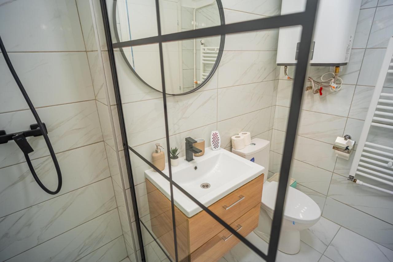 Refreshingly Chic: Newly Renovated 2Br Apartment Bucarest Exterior foto